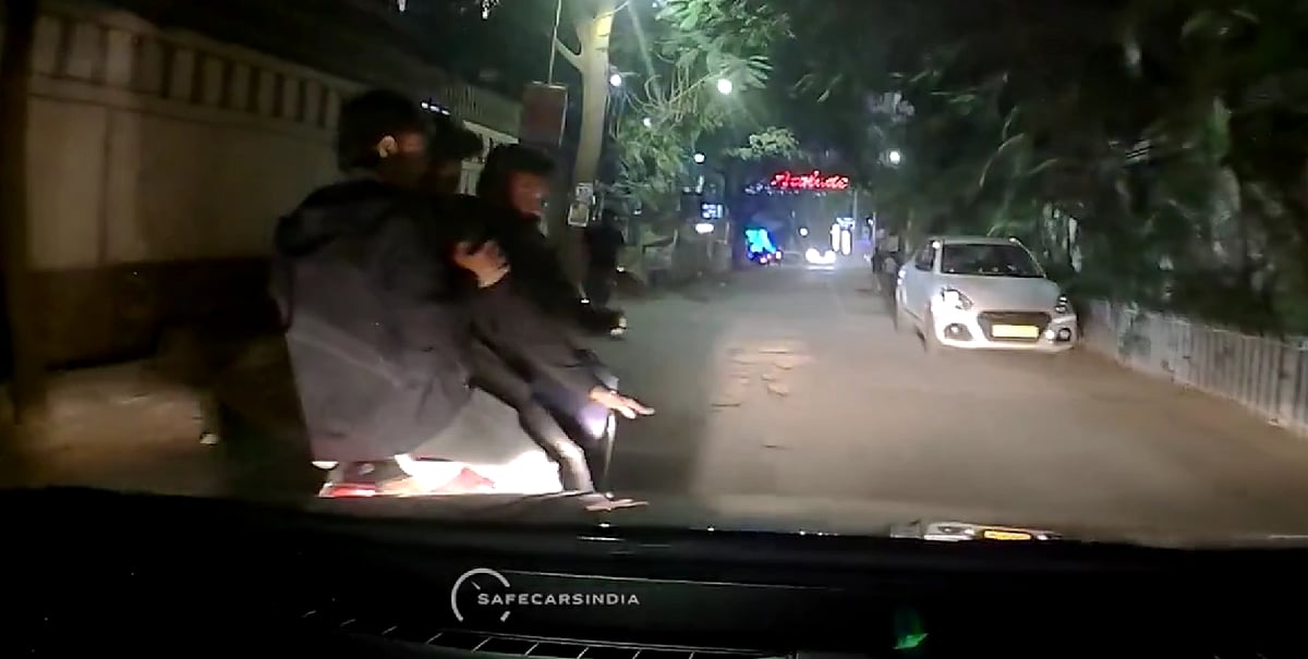 Pune Viral Video: X User 'Attacked' By 'Goons' After His Car Splashes Pothole Water On Them In Kharadi (Explicit Language)