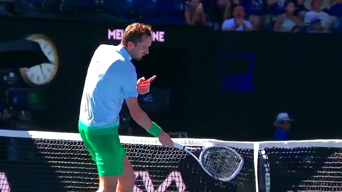 Australian Open 2025: Daniil Medvedev Destroys Racquet & Net Camera In Frustration During Match Against Kasidit Samrej; Video