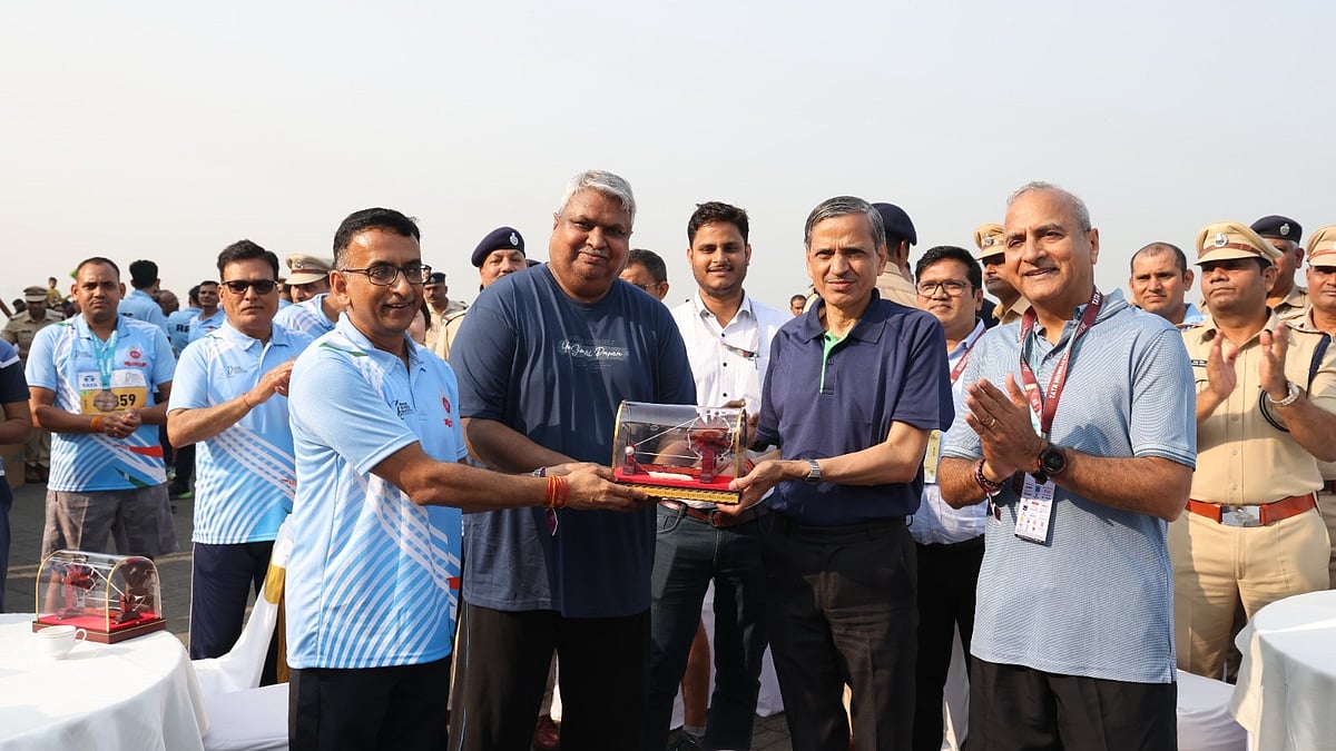 Tata Mumbai Marathon 2025: Central Railway General Manager, RPF Chief Lead Large Team Of Railway Personnel In Marathon For Safety Awareness