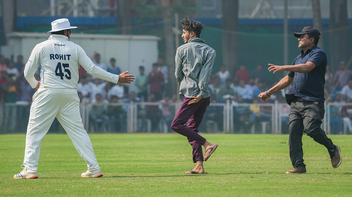 A fan intrudes to meet Rohit Sharma at BKC