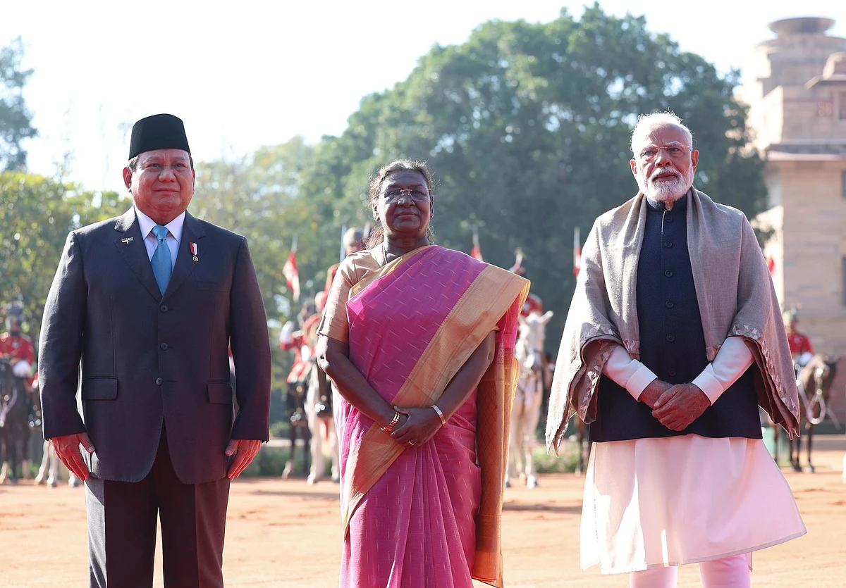 President Draupadi Murmu, Prime Minister Narendra Modi, and Indonesian President Prabowo Subianto were seen together. The presence of Indonesian President Prabowo Subianto as the chief guest underscores the deepening ties between India and Indonesia.