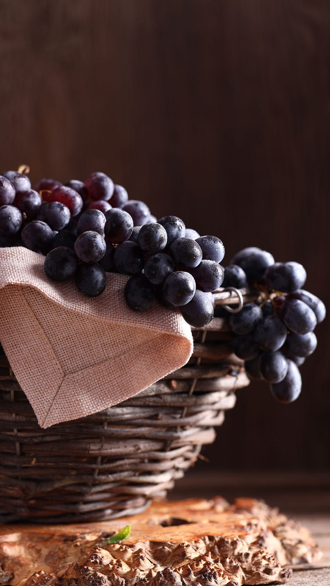7 Health Benefits Of Consuming Seasonal Black Grapes