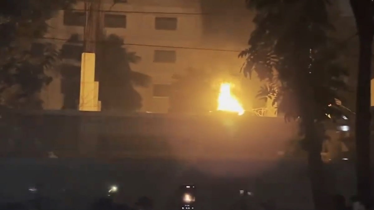 Bangladesh: Mob Vandalises  Bangabandhu Sheikh Mujibur Rahman's House In Dhaka, Demands Ban On Awami League - VIDEO