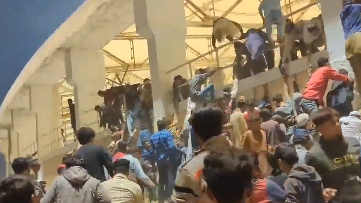 Pakistan Cricket Fans Climb Wall & Jump Railings To Enter Karachi Stadium During Unveiling Ceremony Ahead Of Pakistan Vs South Africa Match; Video