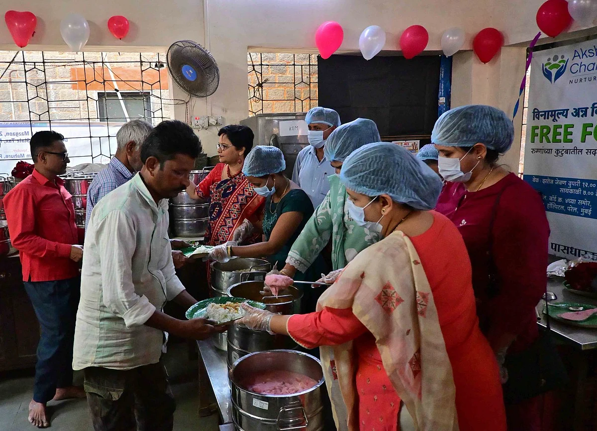 Feeding with Love: Akshaya Chaitanya serves meals to 1,000 KEM Hospital caretakers on Valentine's Day