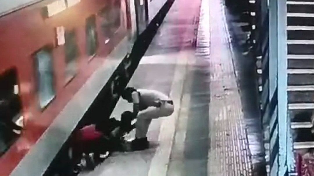 Mumbai: Alert Cop Saves Passenger Who Fell While Boarding Train At ...