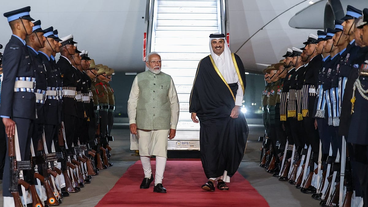 PM Narendra Modi Personally Receives Qatar’s Amir At Airport Ahead Of High-Level Talks (VIDEO)