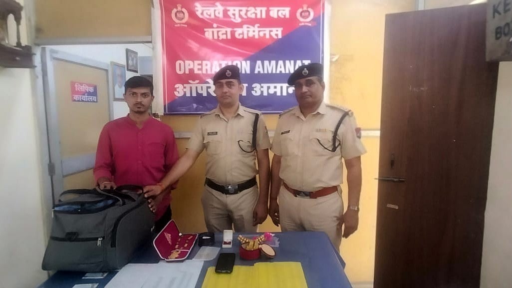Mumbai: RPF Recovers Bag With Valuables Worth ₹16 Lakh At Bandra Terminus, Returns It To Passenger (Video)