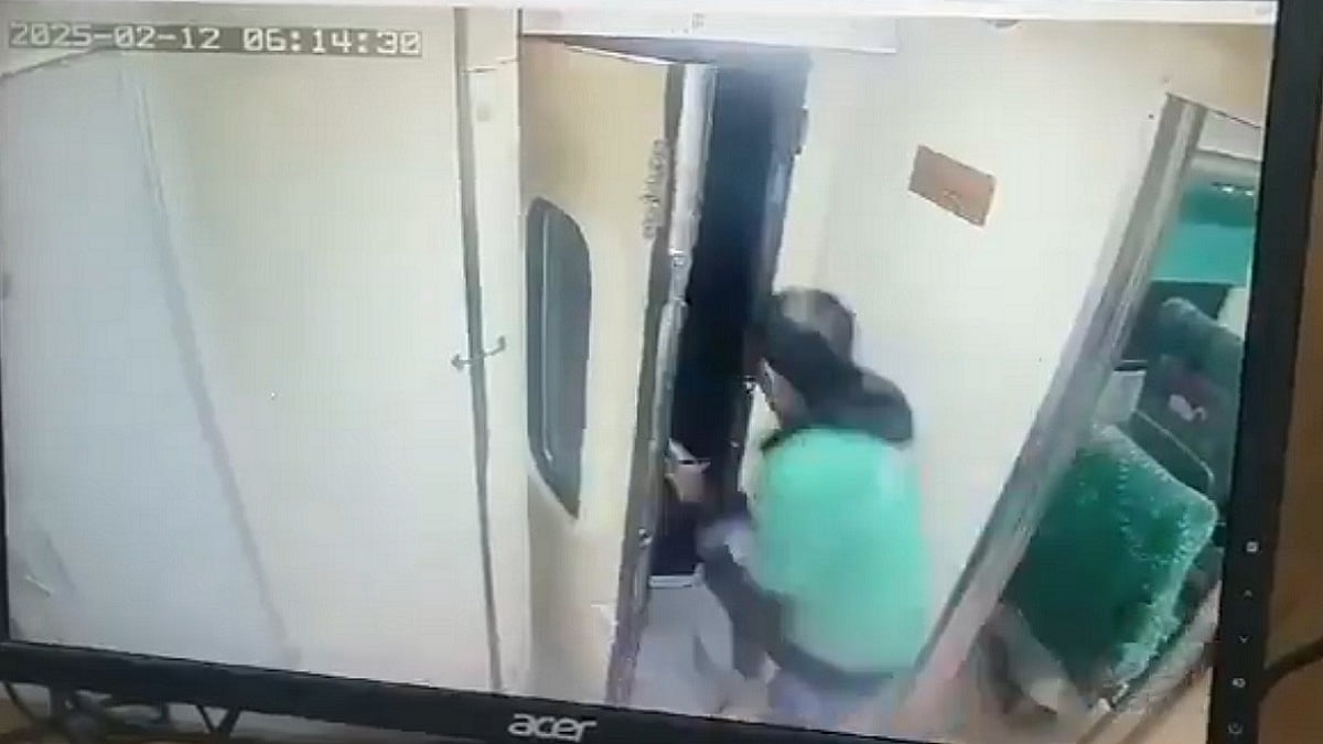 Thief Snatches Mobile Of Rajasthan Congress MP Beniwal's Close Aide From Moving Shatabdi Express Train (VIDEO)