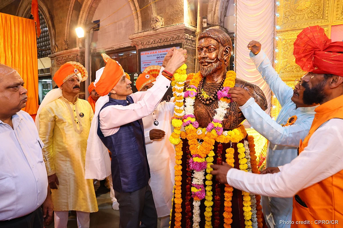 General Manager Of Central Railway Pays Tributes To Shivaji Maharaj