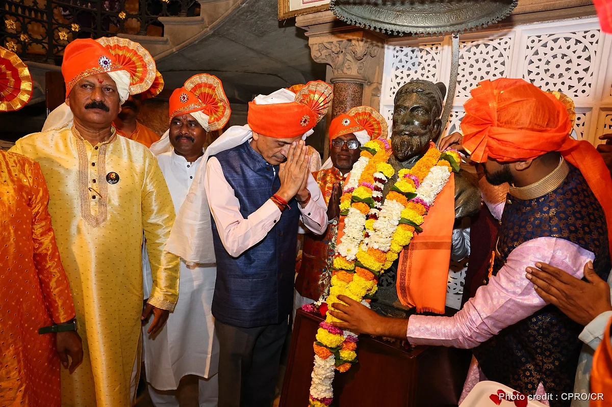 General Manager Of Central Railway Pays Tributes To Shivaji Maharaj