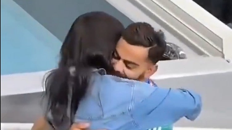 Adorable! Virat Kohli Hugs Anushka Sharma After Team India's Victory Over New Zealand In Champions Trophy 2025 Final; Video