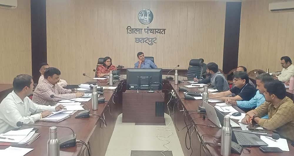 Collector Reviews Progress Of Ayushman Cards For Elderly, Directs Action For Improvement In Chhatarpur 