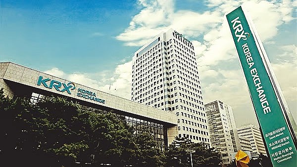 South Korea Stocks Tumble As Chip Selloff Triggers Trading Halt Amid AI Demand Concerns
