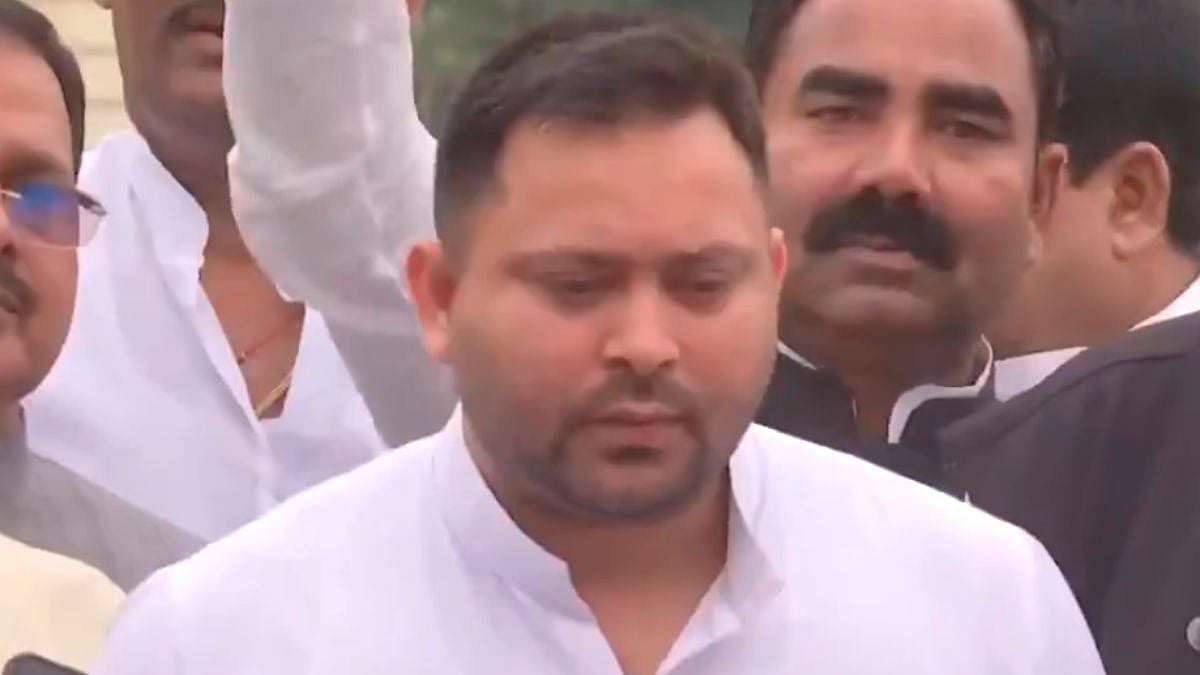 RJD Leader Tejashwi Yadav Slams Bihar CM Nitish Kumar For ‘Disrespecting’ National Anthem, Demands Apology (Video)