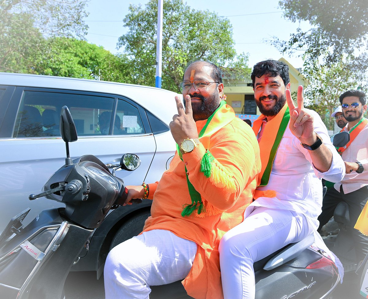 'Pune City Traffic Police Should Take Action': Netizens React After Murlidhar Mohol Shares Helmetless Picture Of Dheeraj Ghate On Bike