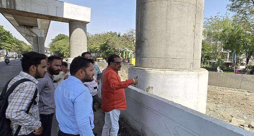 Indore: Public Works And Garden Department In-Charge Rajendra Rathore Inspecting The Dividers Below The Metro Corridor | FPJ