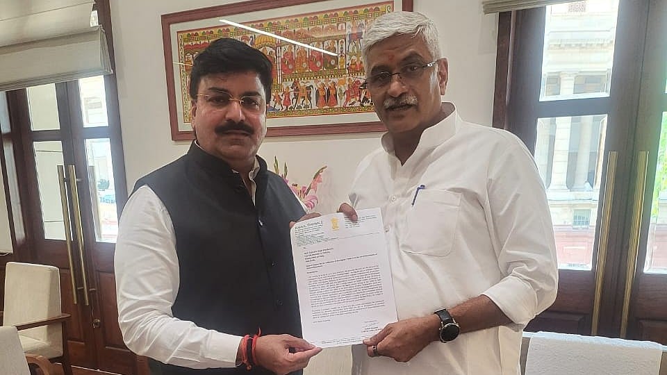 Shiv Sena leader Rahul Shewale with Union Minister Gajendra Singh Shekhawat | IANS