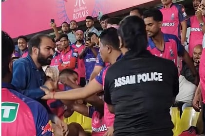 Violent clash erupted between fans. | (Image Credits: Screengrab)