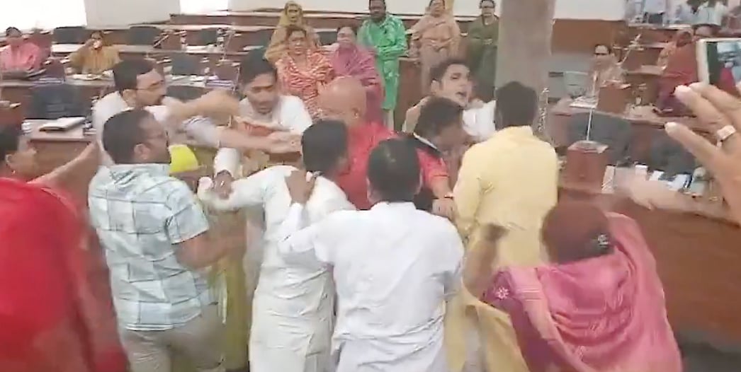 Madhya Pradesh: Chaos In Rewa Civic Body Meet Over ‘Disrespectful’ Titles (VIDEO)
