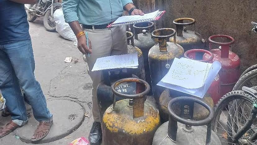 27 Gas Cylinders Seized From Indore's Sarafa Bazaar For Illegal Use In Jewellery Making
