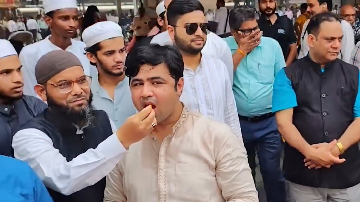 Mumbai News: Muslim Communities Distribute Sweets Celebrating In Support Of Waqf Amendment Bill (VIDEO) | Screenshot|X|@ians_india