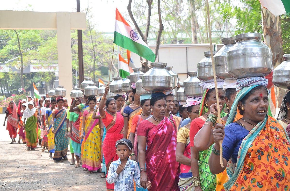 Handa Morcha Staged At Nashik Panchayat Samiti Over Water Crisis In Vilholi Village