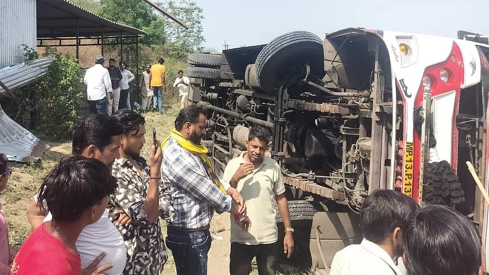 Madhya Pradesh: One Killed, 12 Hurt As Private Bus Carrying Wedding Guests Turns Turtle | FPJ