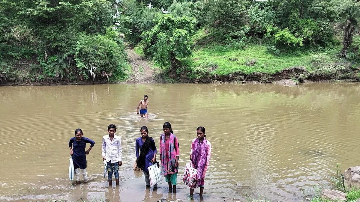 Madhya Pradesh: Tribal Students Cross 100-Foot Wide Koteshwari River Daily For School; Unchanged For 45 Years | FP Photo