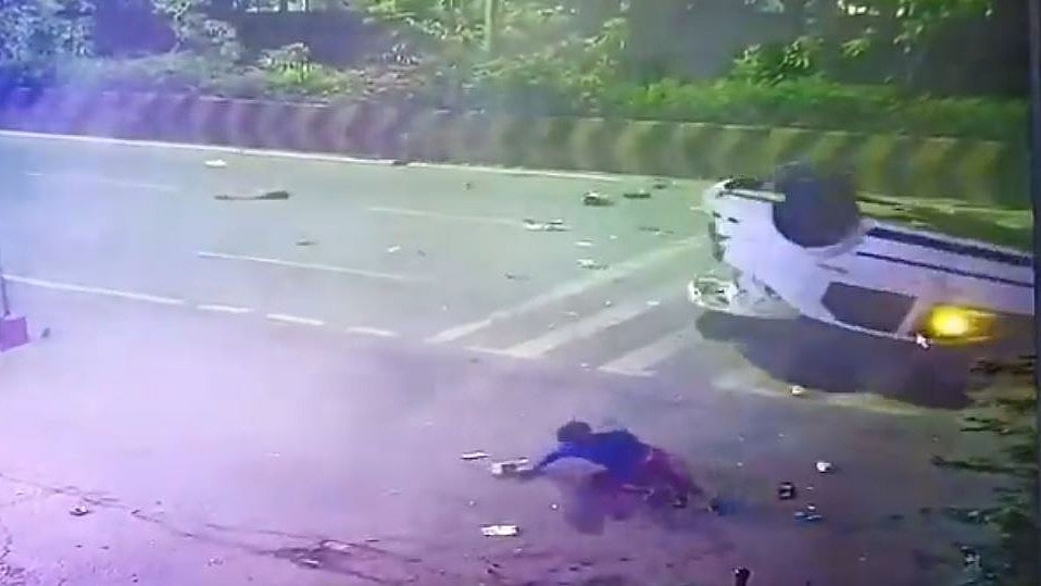 Terrifying Video: Car Overturns, Spins Throwing Passengers Out, After Collision With Electric Pole In Hyderabad; 1 Dead