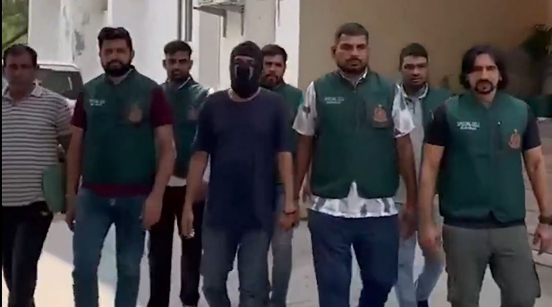 Delhi Police Special Cell arrested Sonu alias Sillu, a wanted arms supplier linked to the Neeraj Bawana gang, from Mumbai.  | 