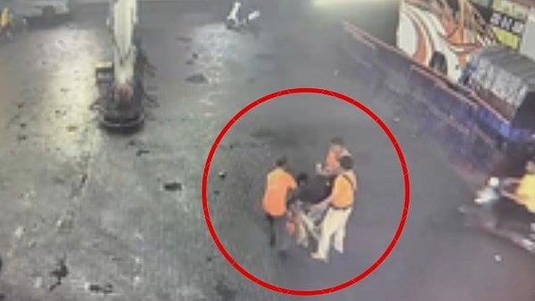 Watch Video: Petrol Pump Employee Stabbed For Not Giving ₹500 Change; One Attacker Caught, Others Flee In Jabalpur