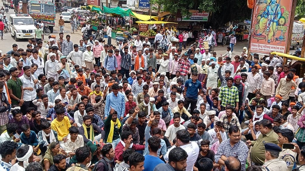 Farmers Block Highway To Protest Urea Shortage In MP's Khargone 