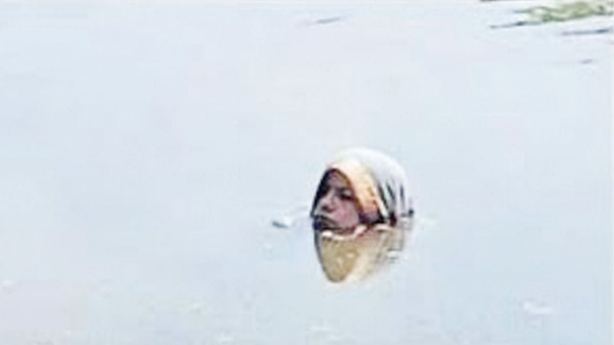 Uttar Pradesh News: Woman Social Activist Stages 7-Hour ‘Jal Samadhi’ Protest Over 15-Day Waterlogging Outside Agra School