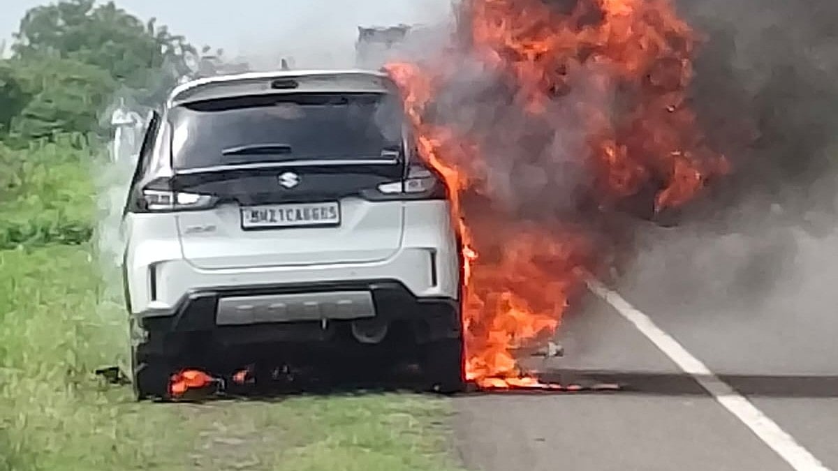 CNG Car Reduced To Ashes On Dhule–Solapur Highway, Cause Under Investigation
