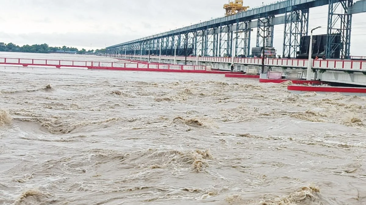 Uttar Pradesh News: Monsoon Floods Worsen, Over 5 Lakh Affected In Prayagraj; Ghats Submerged In...