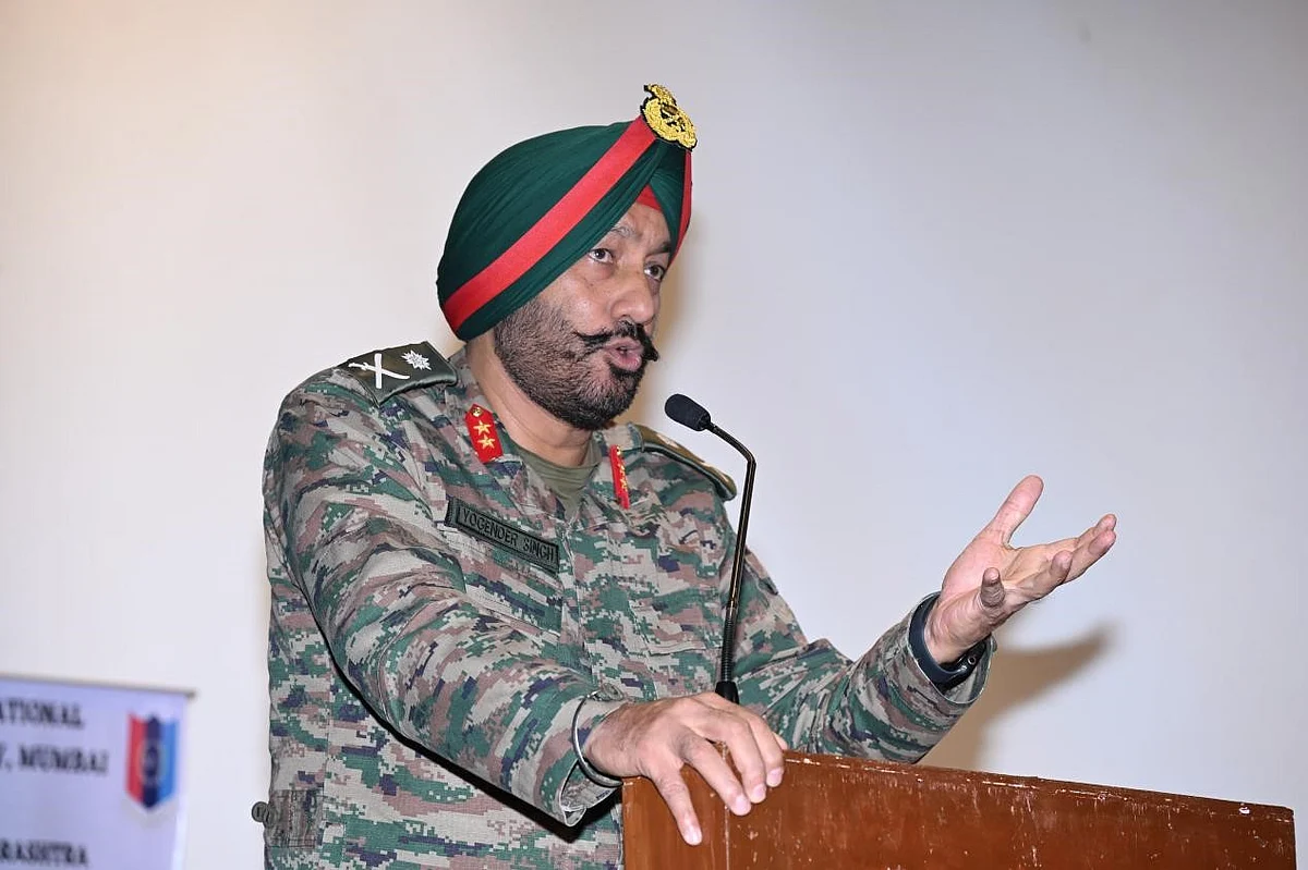 Maj Gen Yogendra Singh delivers a powerful address during the Net Zero Homes Master Lecture at HSNC University, inspiring the audience with his vision for a greener India and the role of disciplined leadership in driving sustainable change