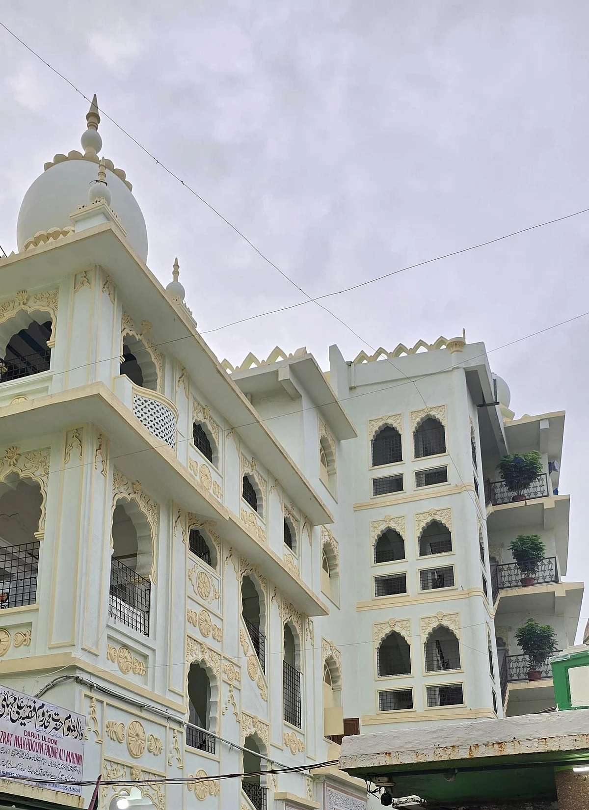 Jama Masjid Mahim Dargah