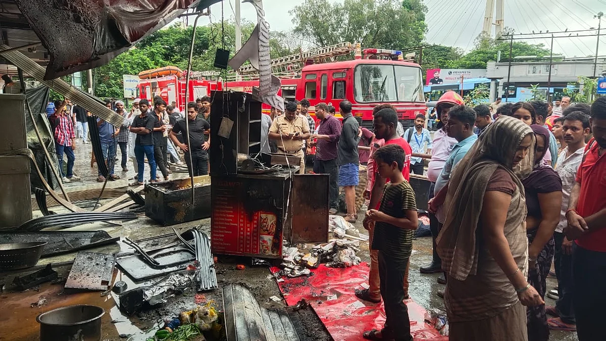 Navi Mumbai News: Fire At Kharghar Fast-Food Shop Near Railway Station Doused Swiftly; No Casualties Reported (Video) 
