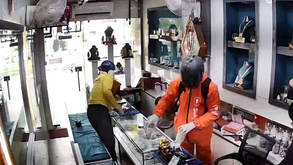Ghaziabad Money Heist: Robbers Disguised As Delivery Agents Loot Gold Ornaments Worth Over ₹30 Lakh In Broad Daylight (Screengrab) | X/@ANI