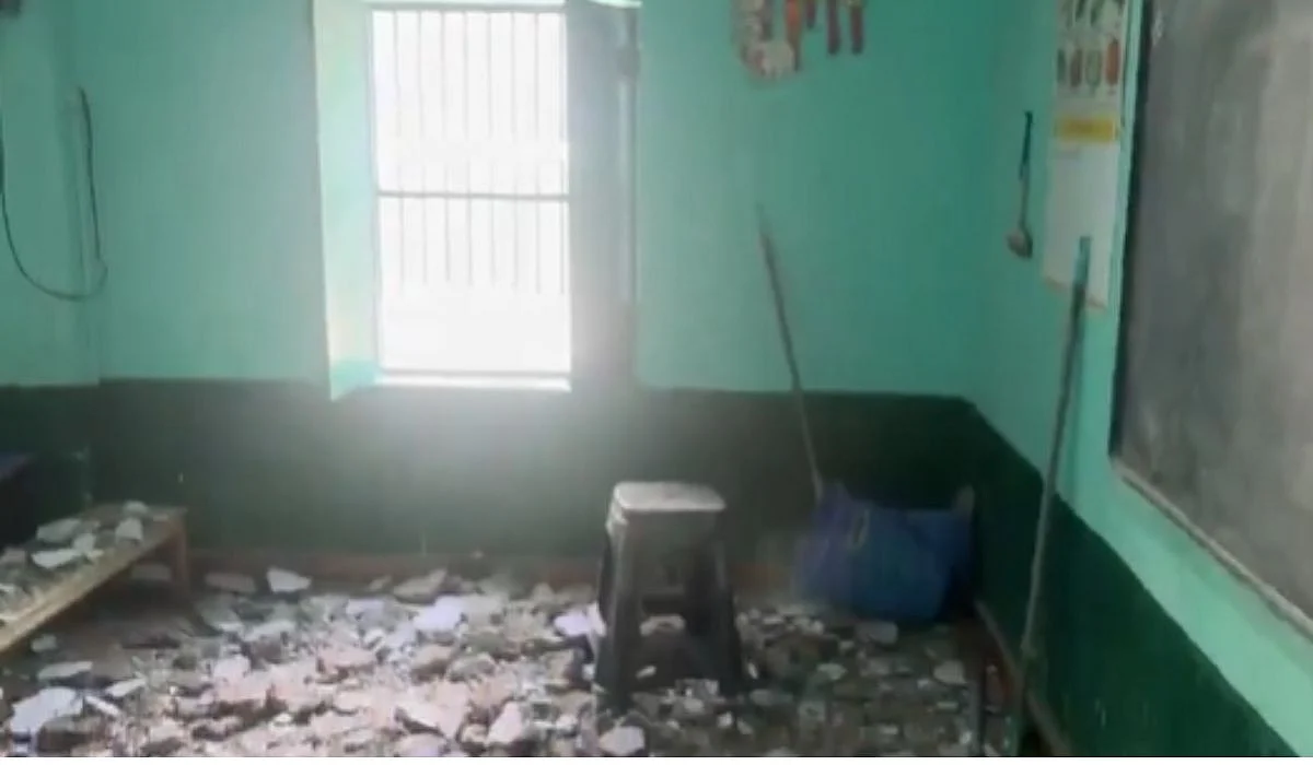 UP Shocker: Plaster Falls From Primary School Roof In Hapur; 3 Children Injured (VIDEO)