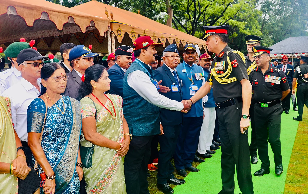 Pune PHOTOS: Southern Command Commemorates 26th Kargil Vijay Diwas With Solemn Tribute & Public Outreach 