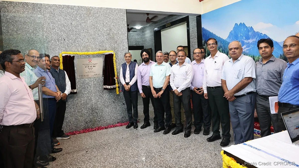 Central Railway's GM inspects The Signal and Telecom Training Institute, Byculla- Inaugurates new hostel for trainees