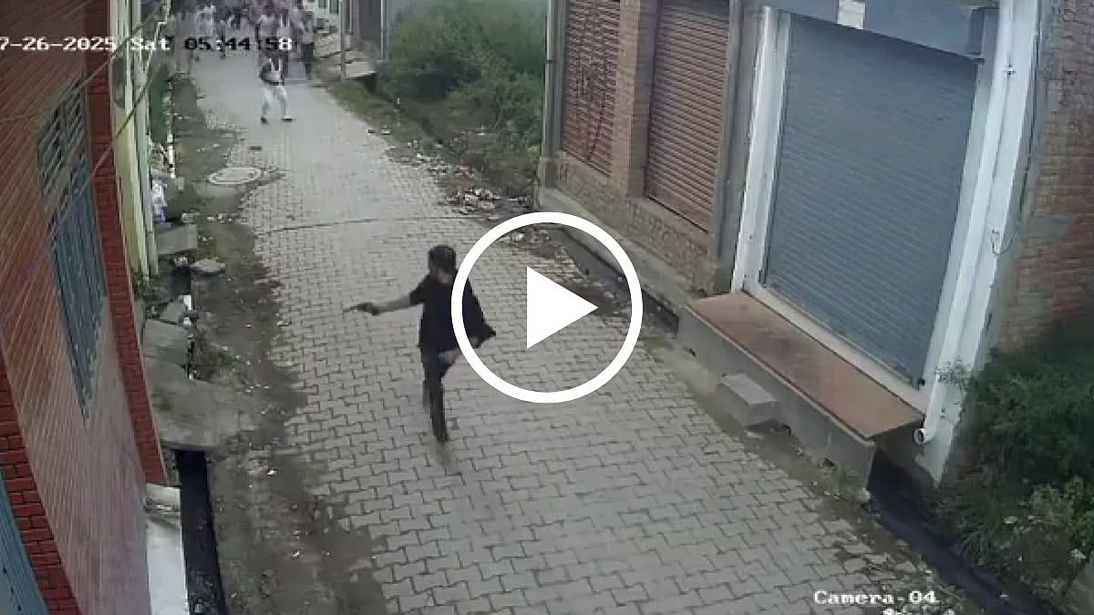 'Looks Like Bhagam Bhag Movie', Bunch Of Villagers Run Behind Thief To Catch Him In Rampur, CCTV Footage Goes Viral | X @gharkekalesh