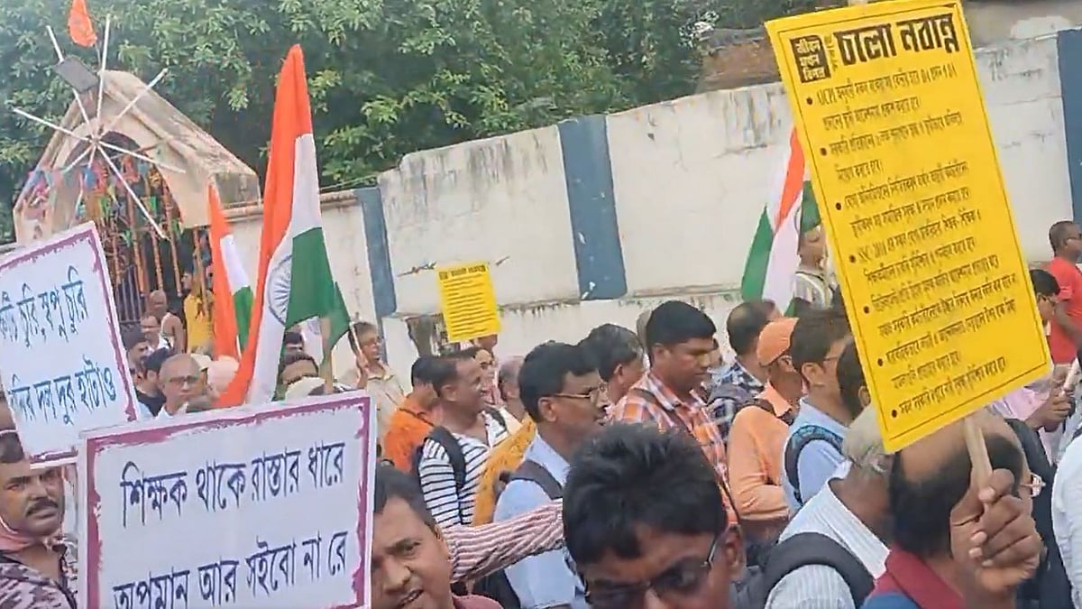 West Bengal News: Jobless Teachers, Govt Employees March In Howrah Demanding Reinstatement & DA Hike (VIDEO)