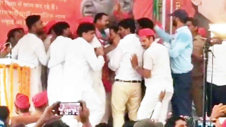 UP News: Constitution Day Event Turns Chaotic As SP Workers Scuffle Over Stage Space Near Salim Sherwani In Aligarh 
