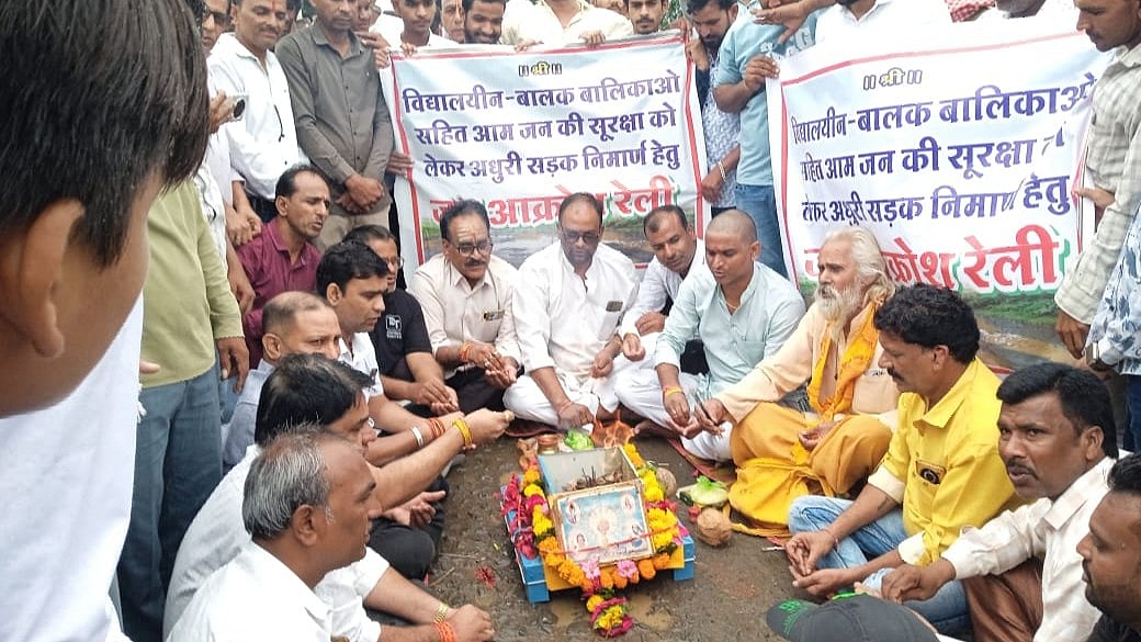 Madhya Pradesh School Students, Residents Performs Sadbuddhi Yagna To Protest Deteriorating State Highway-17 In Pipalrawan  