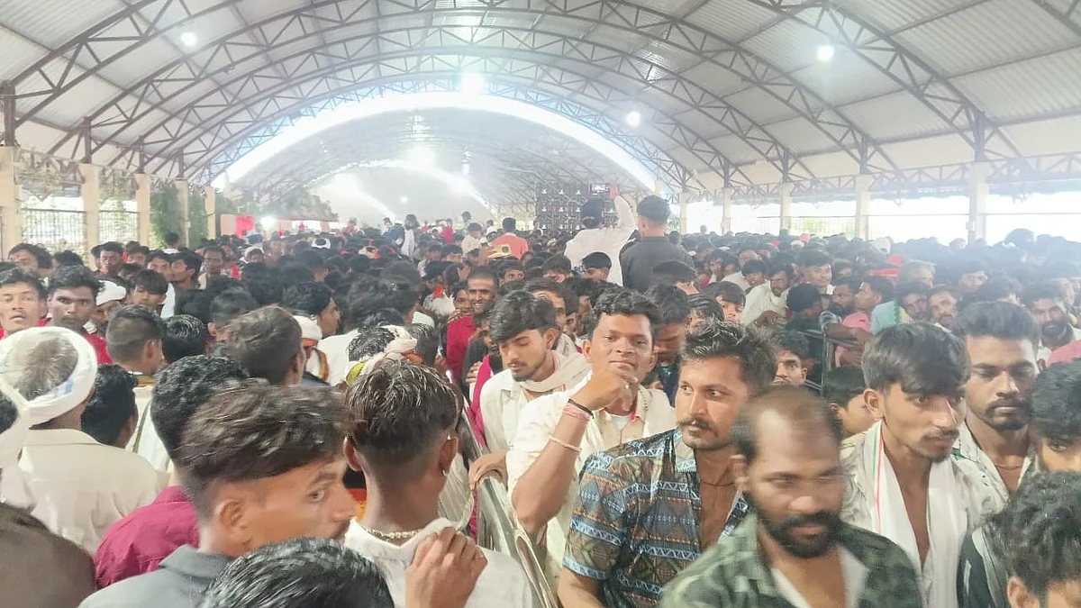 Thousands of devotees waiting in a long queue to offer prayers at Bhilatdev Temple in Nagalwadi on occasion of Nag Panchami
|