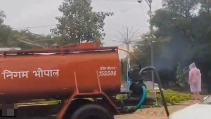 Let Roads Flood, Let People Wait — Bhopal Nagar Nigam Has Plants To Water; Viral Video Shows Employee Watering Plants In Rain 
