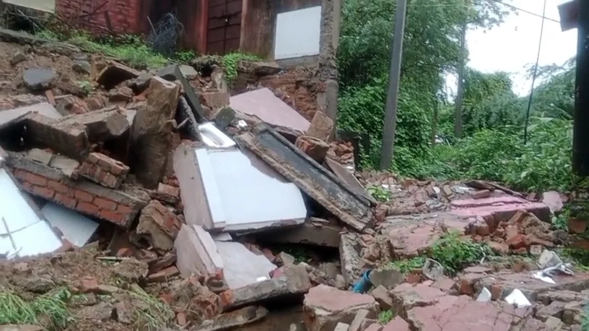 Thane News: Nine Vehicles Damaged As Compound Wall Collapses Amid Heavy Rain 
